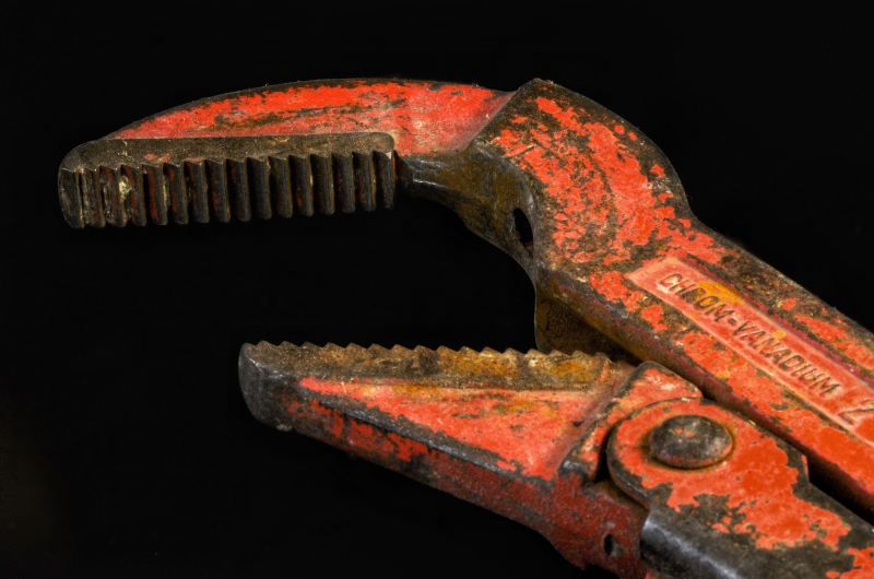 plombier-CAILLE-min_pipe-wrench-318084